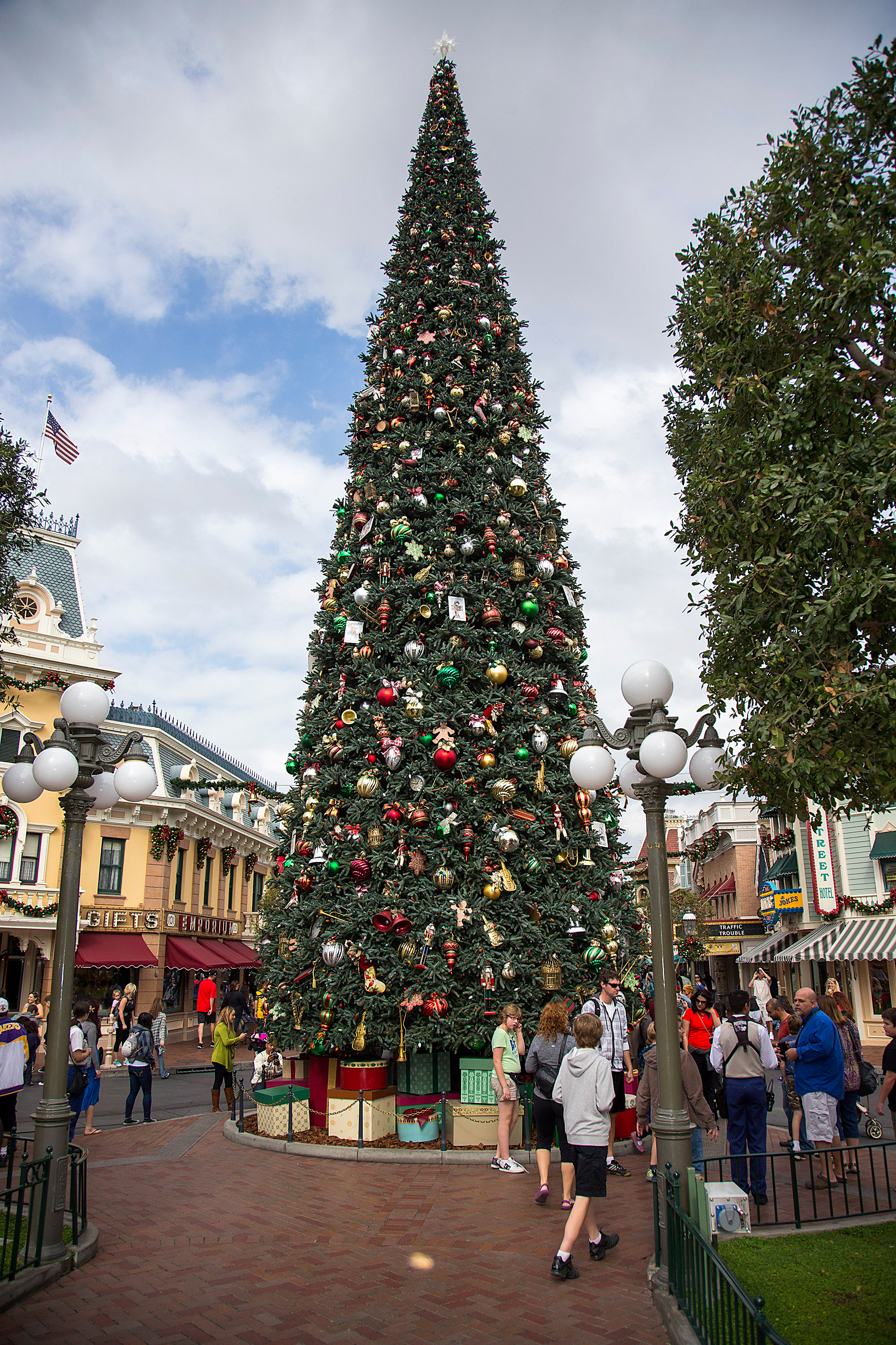 hotel-holiday-trimmings