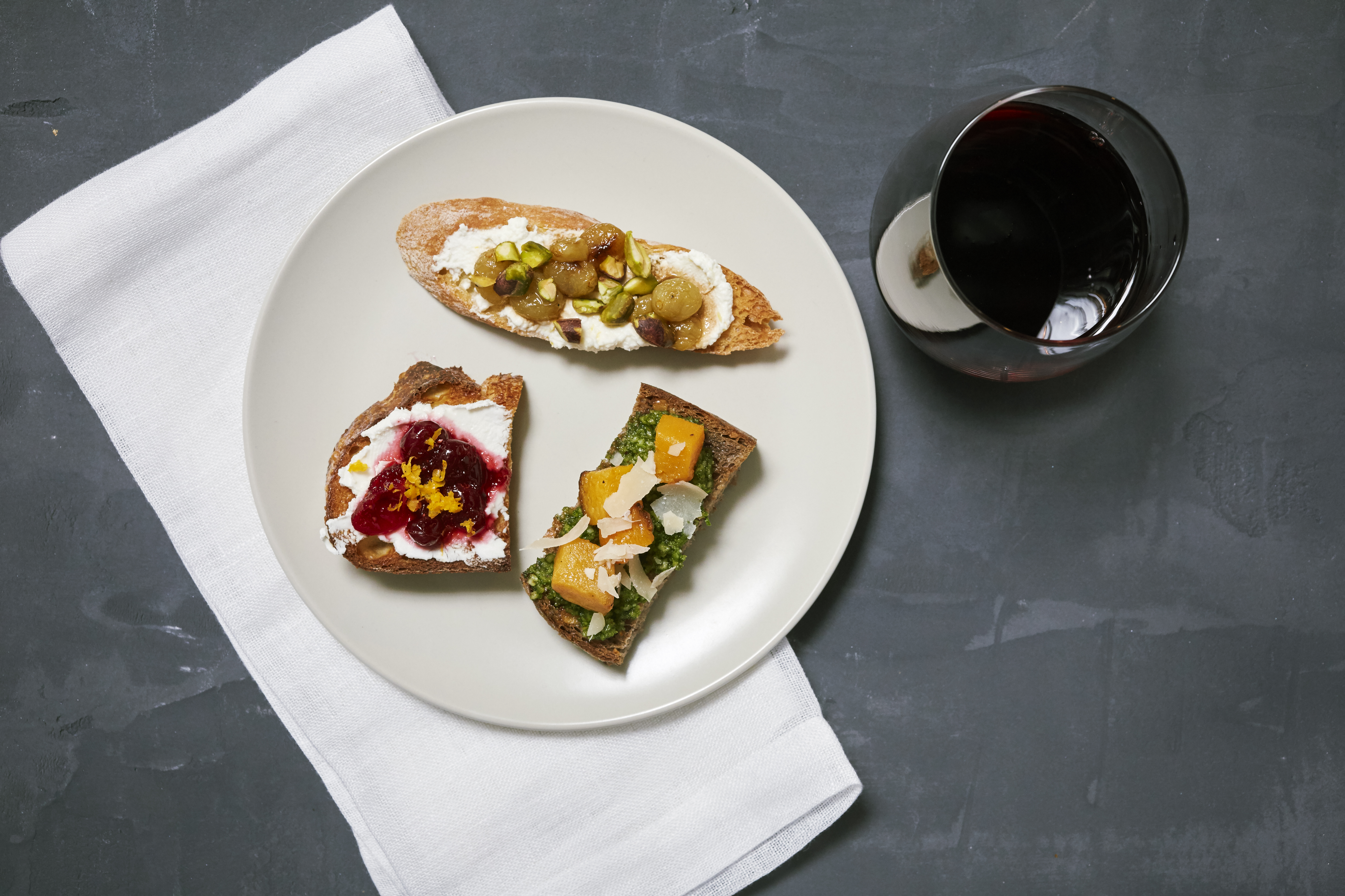 cranberry-relish-and-goat-cheese-toasts