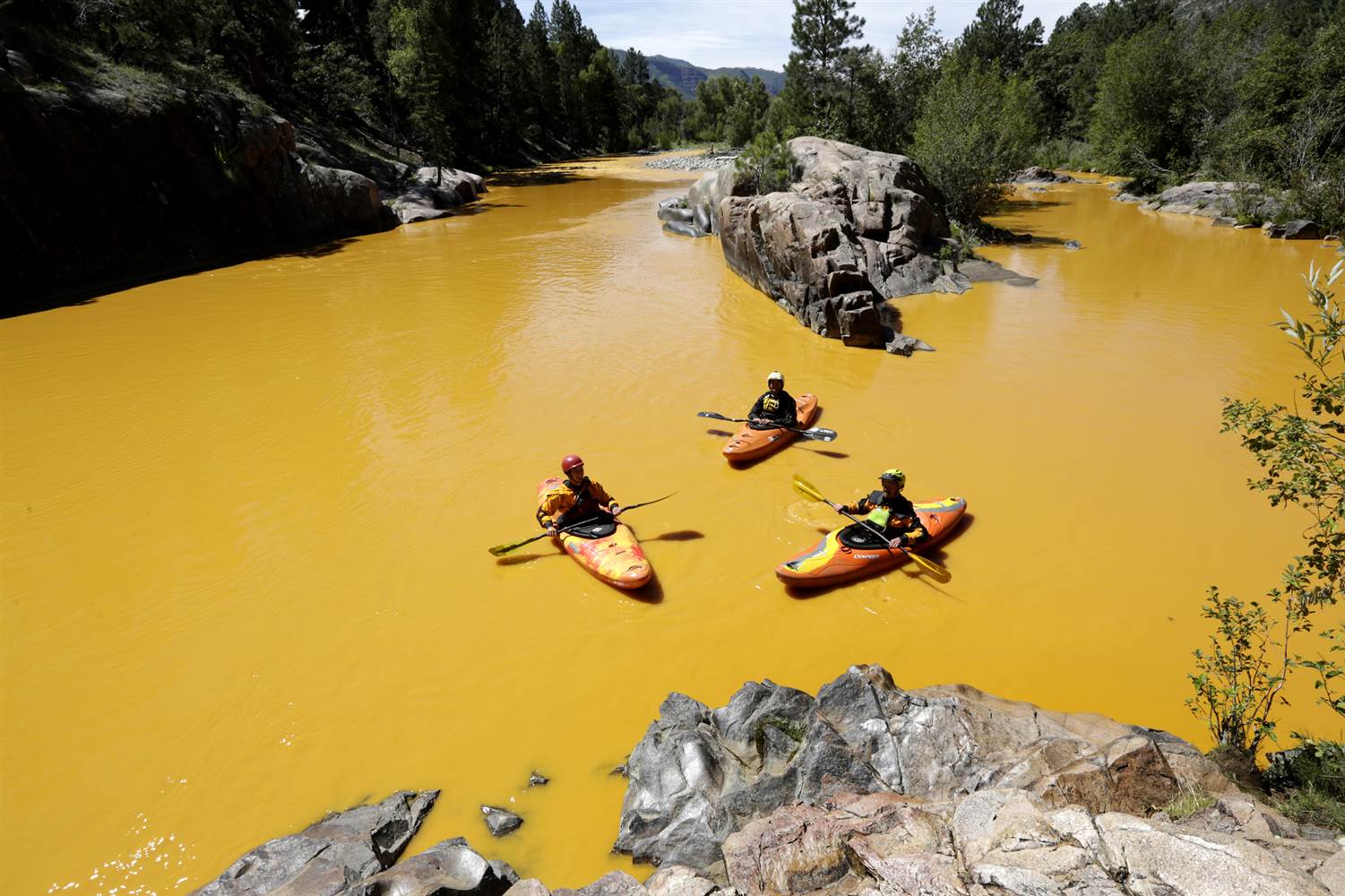Mine waste contamination turns Colorado river completely orange