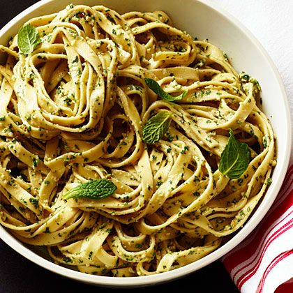su-Fettuccine with Mint, Walnut, and Gorgonzola Pesto