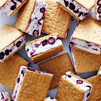 su-Blueberry Cheesecake Frozen Yogurt Sandwiches