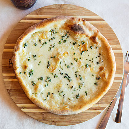 su-Biancaneve Pizza (Fresh and Smoked Mozzarella with Thyme)