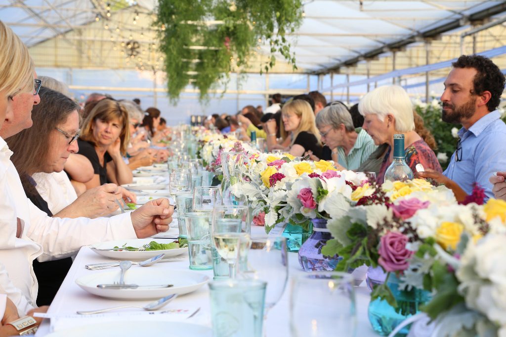 Garden party: 4 ways to add flowers to your dinner table