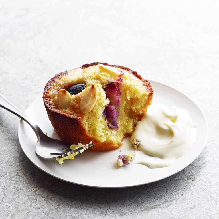 su-Mini Almond and Grape Cakes Image