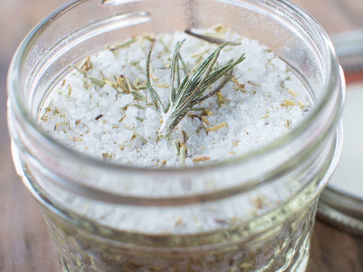 Rosemary-flavored finishing salt