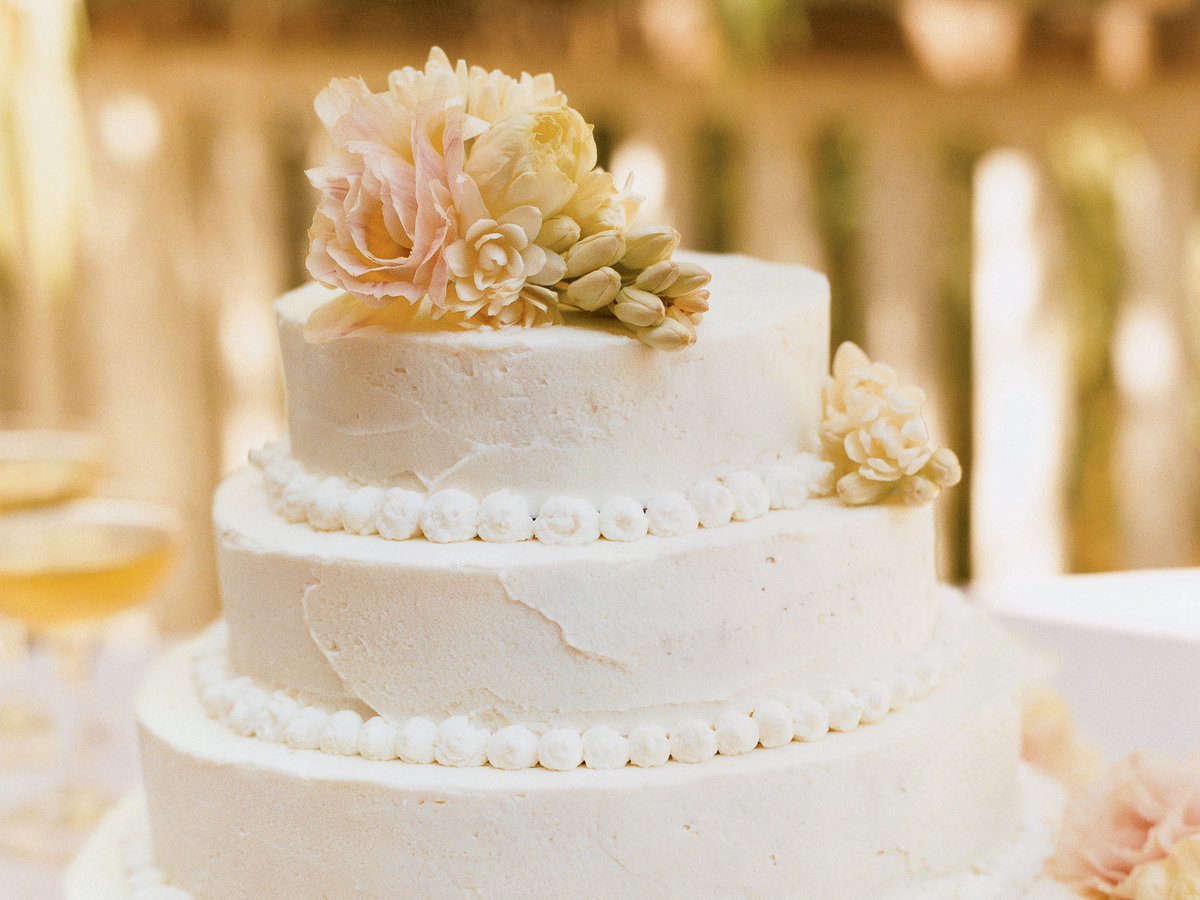 Vintage elegant wedding cake. Whip cream frosting. Wilton. Frosting.  Piping. Rose. White wed… | Cream wedding cakes, Wedding cake piping, Wedding  cakes with flowers