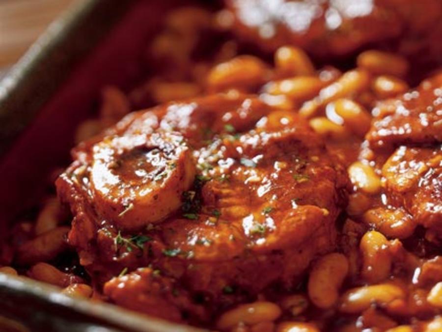 https://img.sunset02.com/sites/default/files/styles/4_3_horizontal_-_900x675/public/image/recipes/su/05/10/ossobuco-bean-su-682731-x.jpg