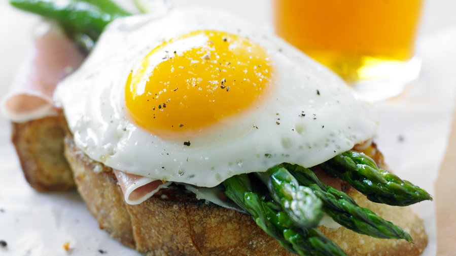 Mother’s Day: Parmesan Toasts with Asparagus, Prosciutto, and Eggs (0517)