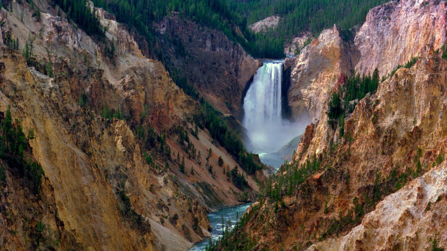 One of the things anyone must see in Yellowstone, Artist Point Falls cuts through a reddish canyon