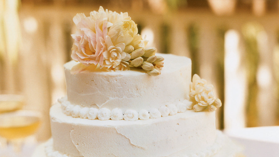 Flower-topped wedding cake