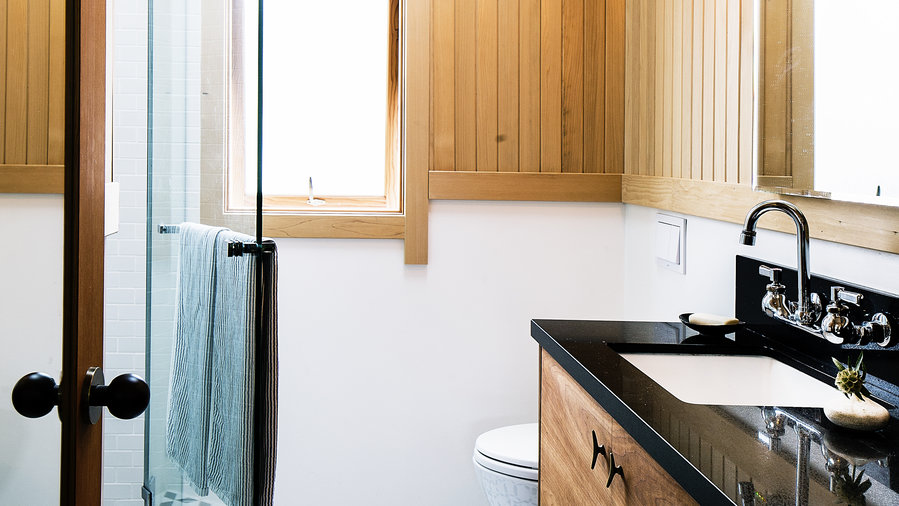 8 Hacks for Small Bathrooms