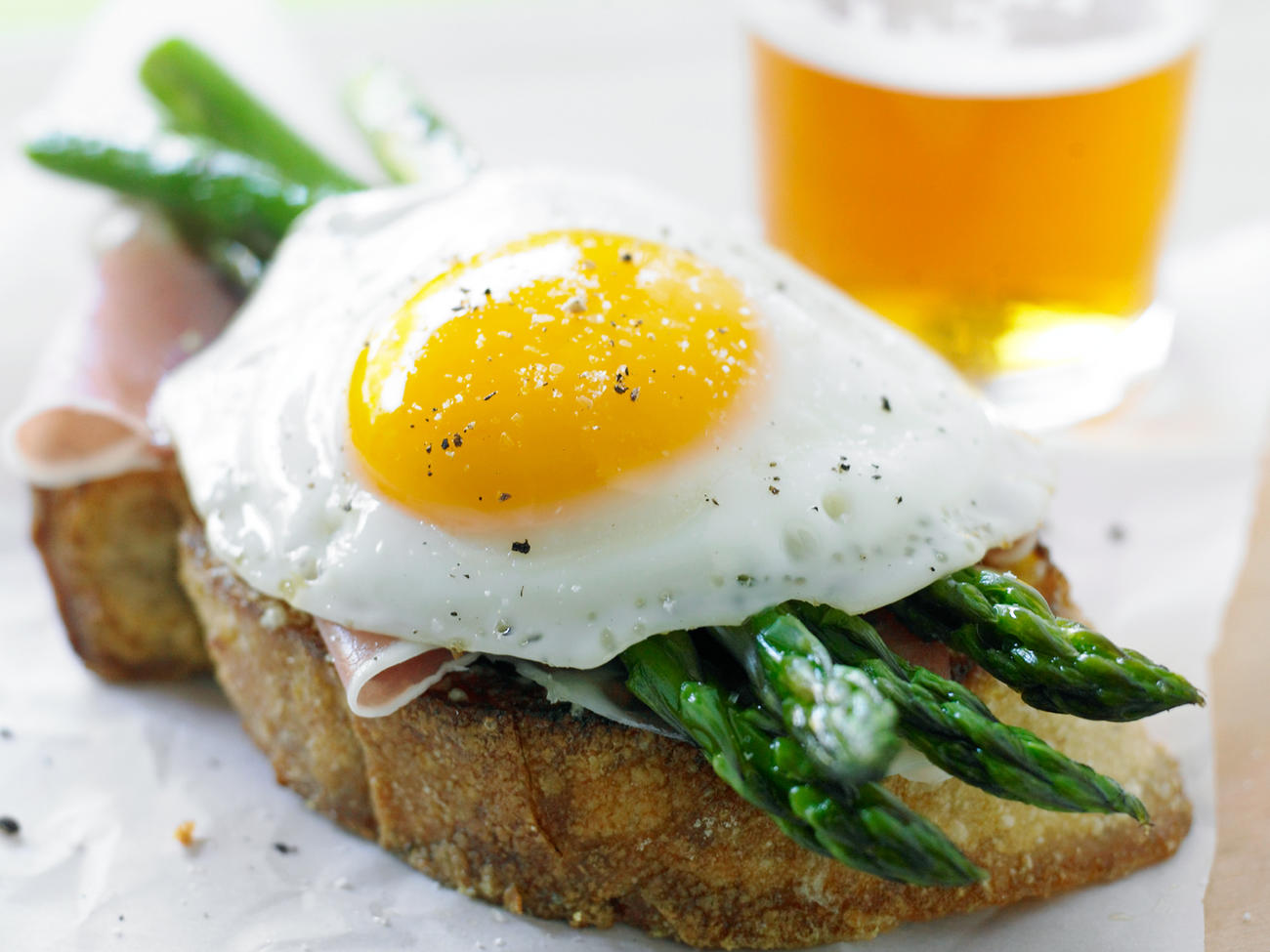 Parmesan Toasts with Asparagus, Prosciutto, & Eggs Recipe – Sunset Magazine