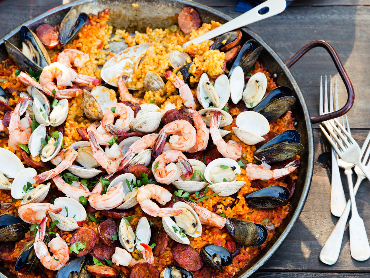 Let’s Throw a Paella Party! Here’s the Menu