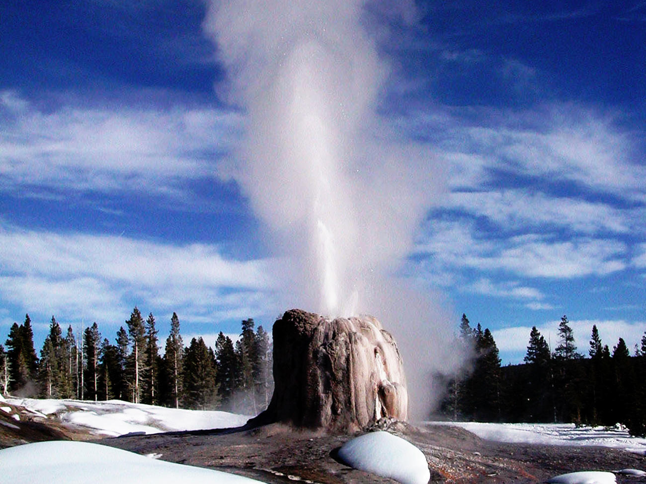 About Yellowstone National Park