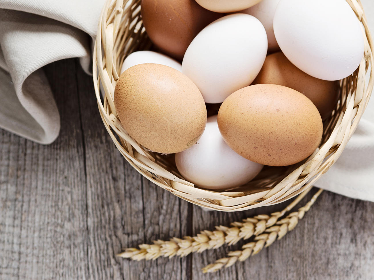 What’s the Difference Between Brown and White Eggs?