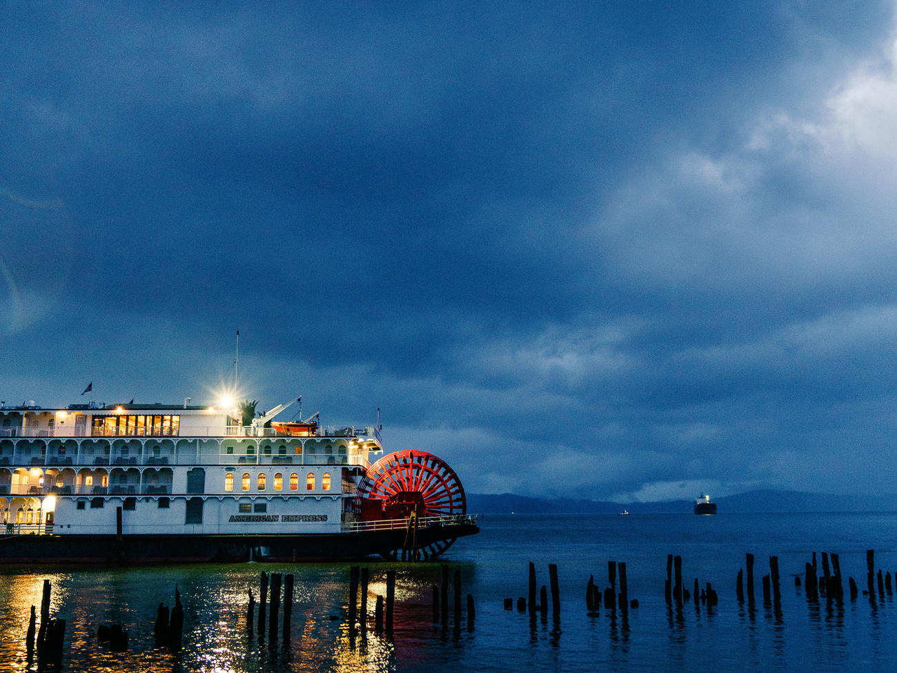 A Super-Romantic Cruise on the Columbia River