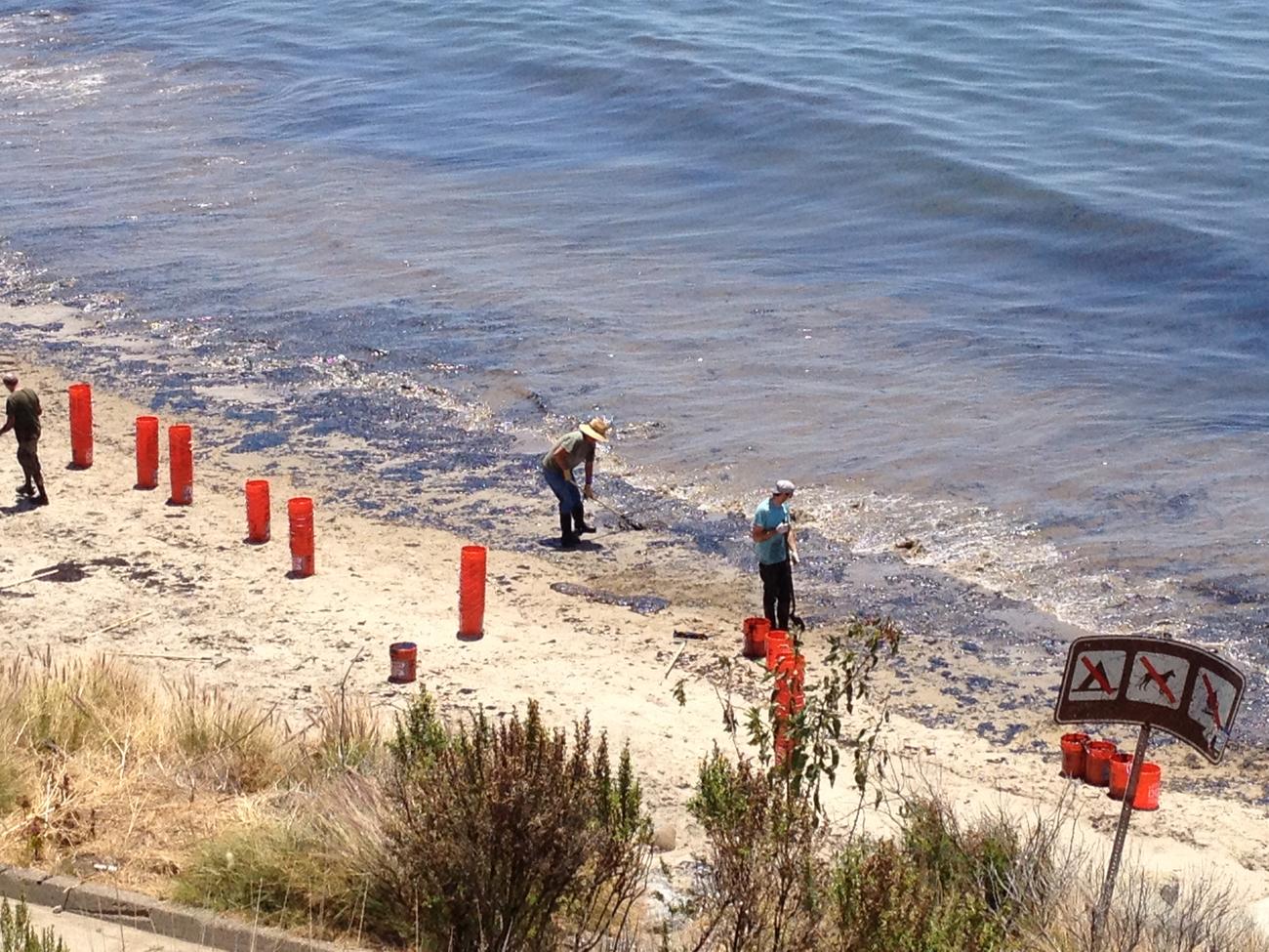 Santa Barbara oil spill stains beaches