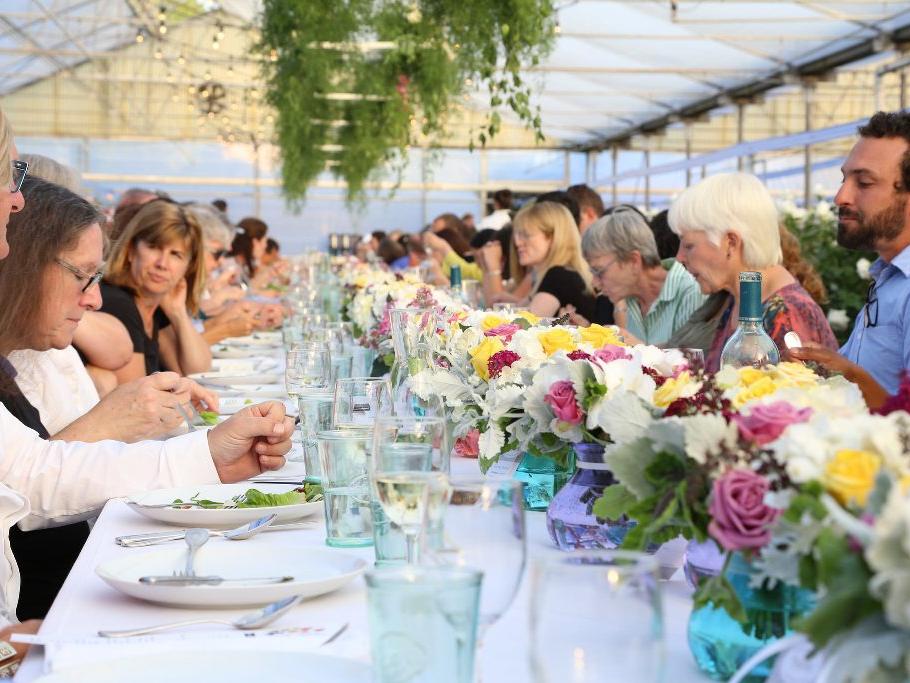 Garden party: 4 ways to add flowers to your dinner table
