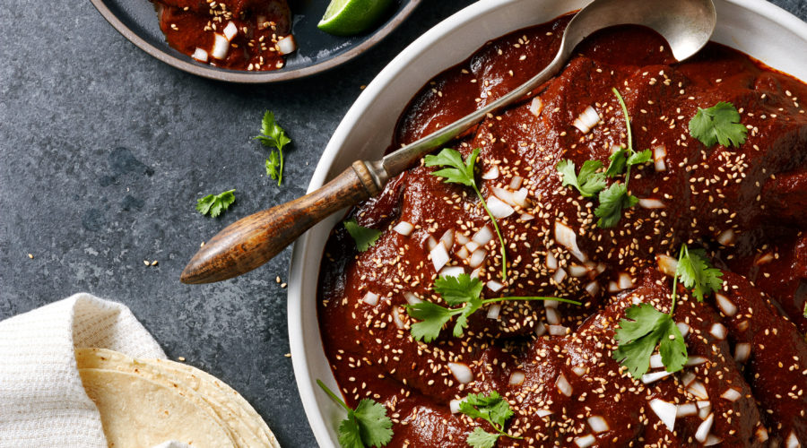 15 Recetas clásicas de Sunset para las fiestas: Pavo Mole Poblano - Sunset Magazine