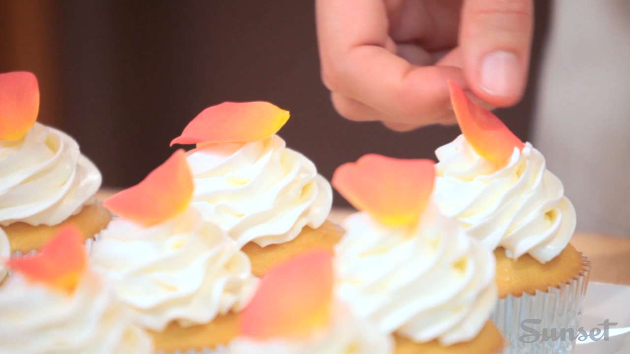The fastest way to decorate a cupcake