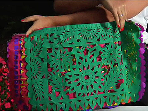 How to decorate outdoors with garlands